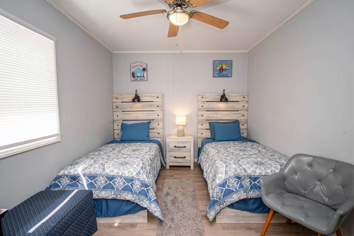 Twin bedroom with two beds and nightstand lamp
