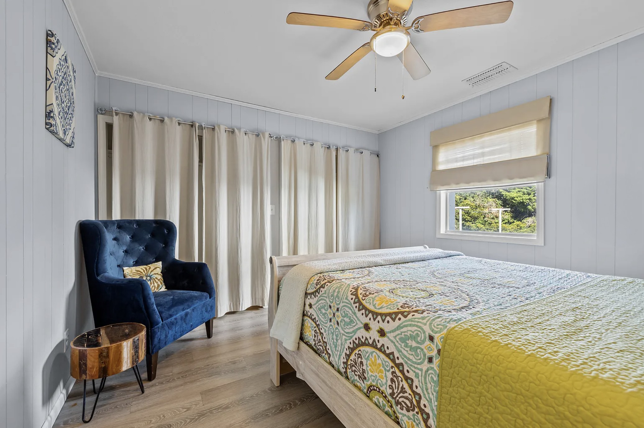 Queen bedroom with whitewashed sleigh bed and leather bench
